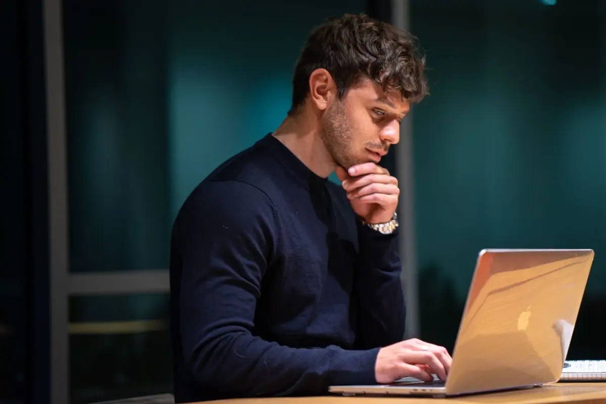 Pas godt på kroppen når du sidder ved computeren hele dagen – 6 gode råd